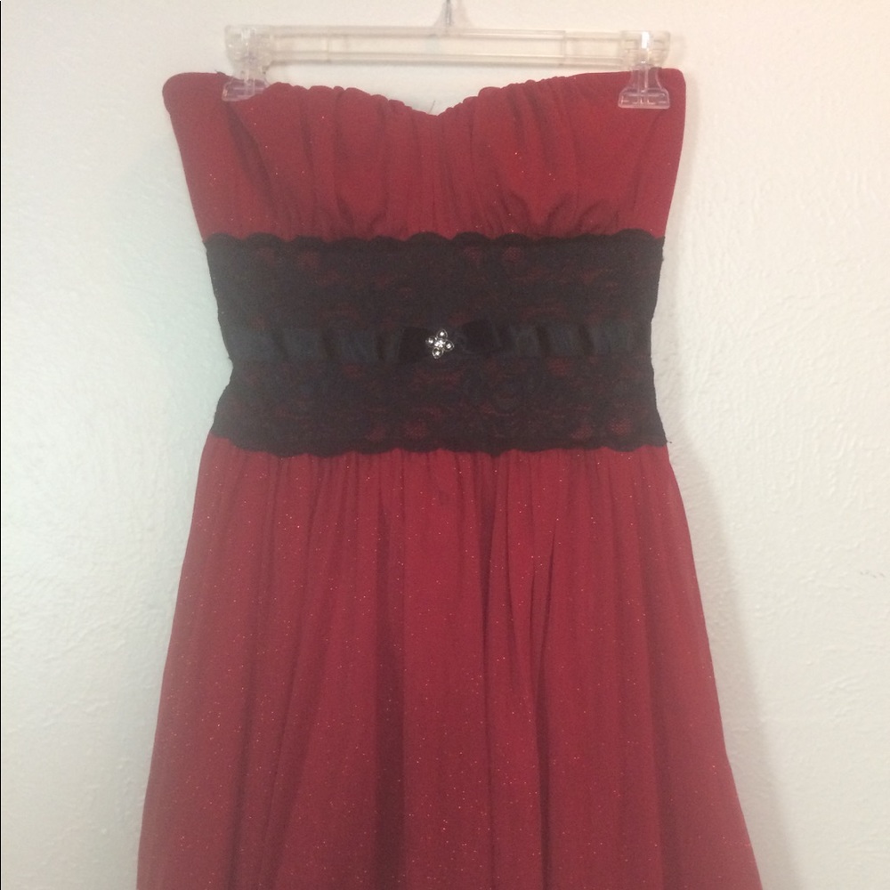 Strapless dress. Saloon style.